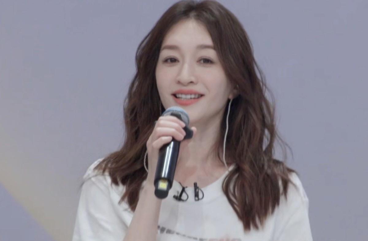 就想知道李小冉在接这个节目之初不知道这节目要全开麦吗，自己的实力总该了解的，为啥