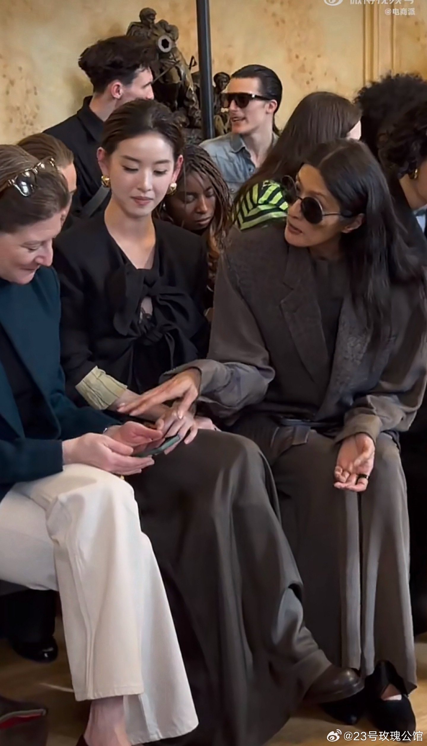 章泽天秀场被冷落了，坐在旁边的两人交谈甚欢，她似乎插不进去什么话，看来东哥妻子的