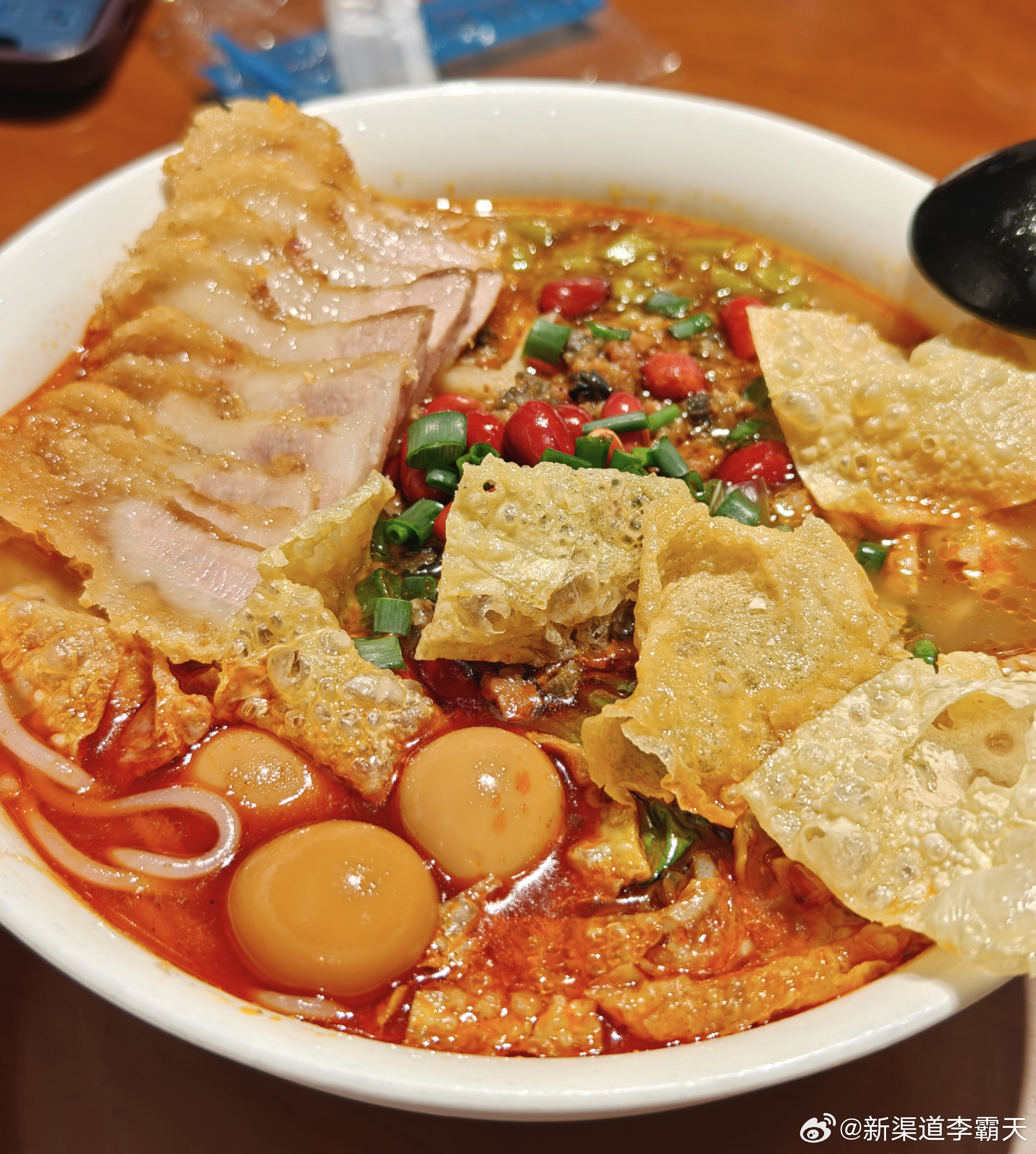 今晚去了胖明粉馆，每次路过这家店，人都爆多。正好我爸说想尝尝，我们就过来打卡了。