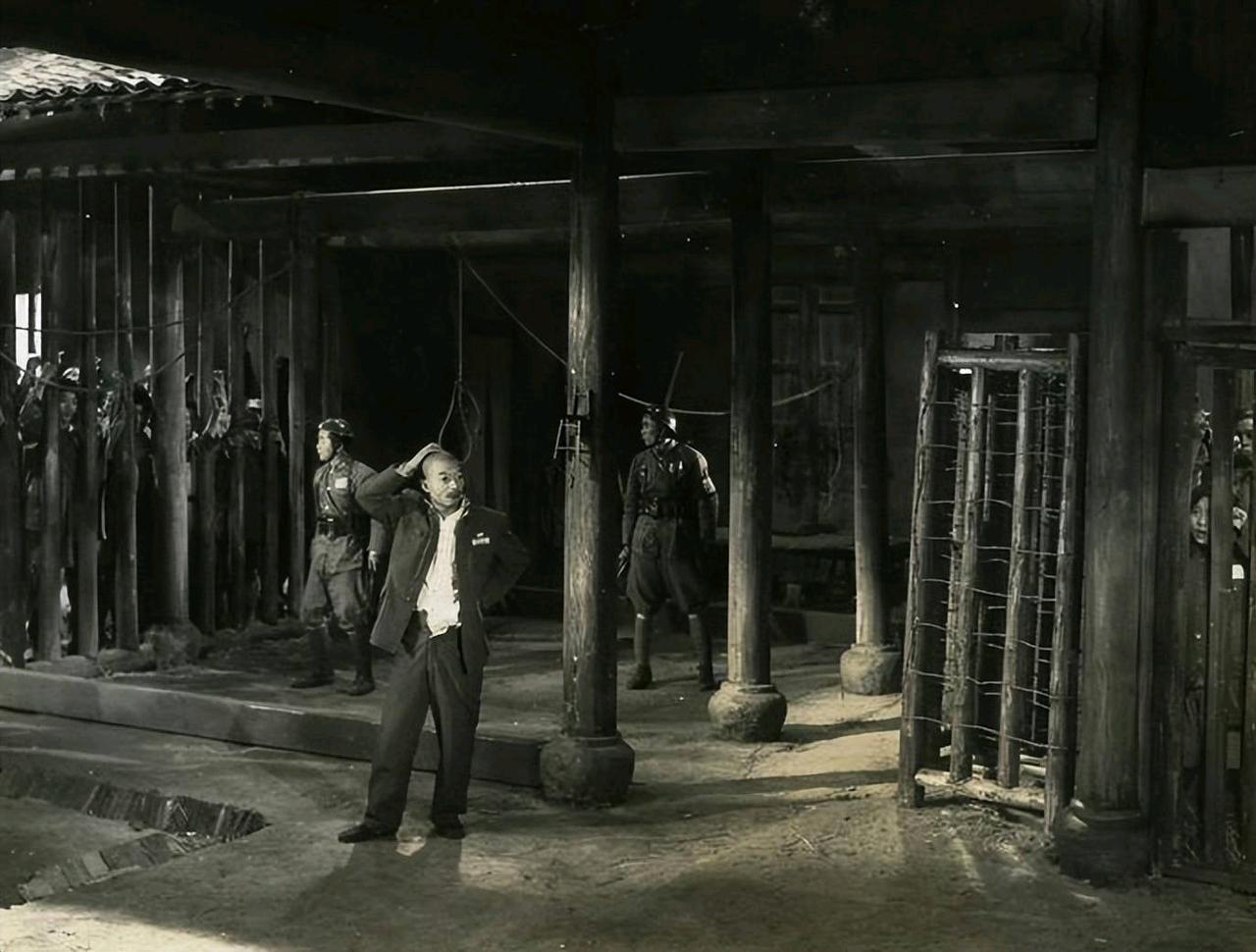 1945年，抗战刚胜利。南京一所监狱里，一个浑身是伤、背有点驼的男人对看守说：