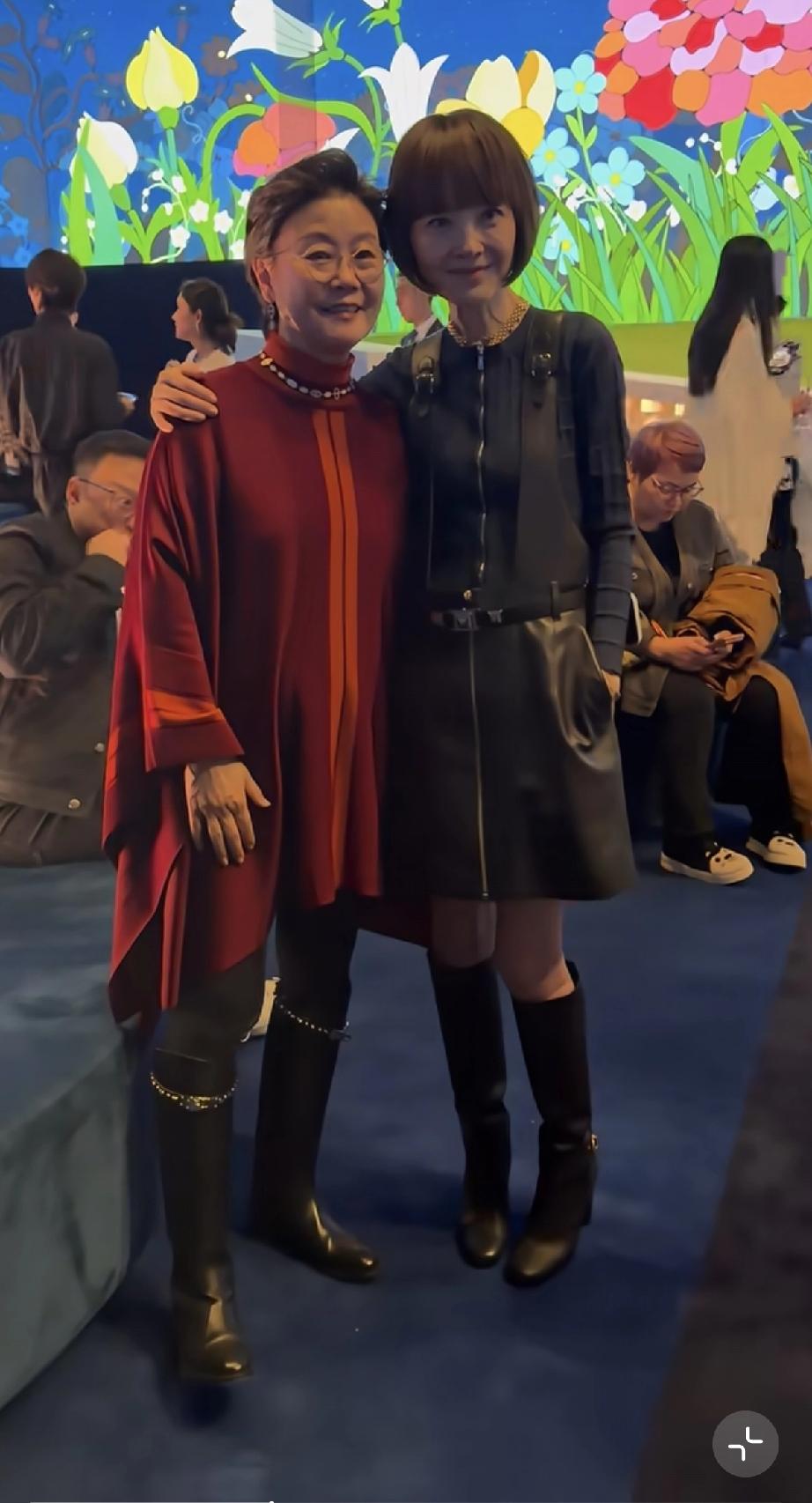 4月2日，鲁豫在北京三里屯参加爱马仕开业活动后又出席了晚宴，太瘦了，与老太太合影