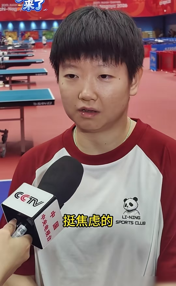 孙颖莎在采访里说了一句话，直接把压力全卸了，没准是她们带着我和曼昱打。这话听着像谦虚，实际是把三个新