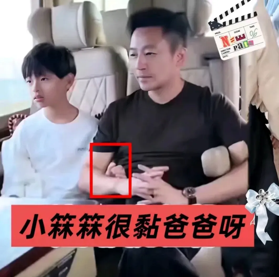 高铁上的这一幕让所有人看了都感动，汪小菲和小霖霖紧挨着坐，全程挽着爸爸的胳膊不撒