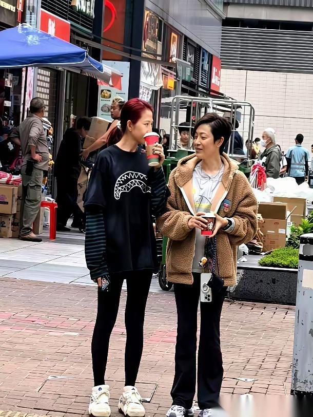 就佩服那种女人：身上穿的T恤可能才几十块，手里却端着杯几十块的咖啡，一脸坦然地坐