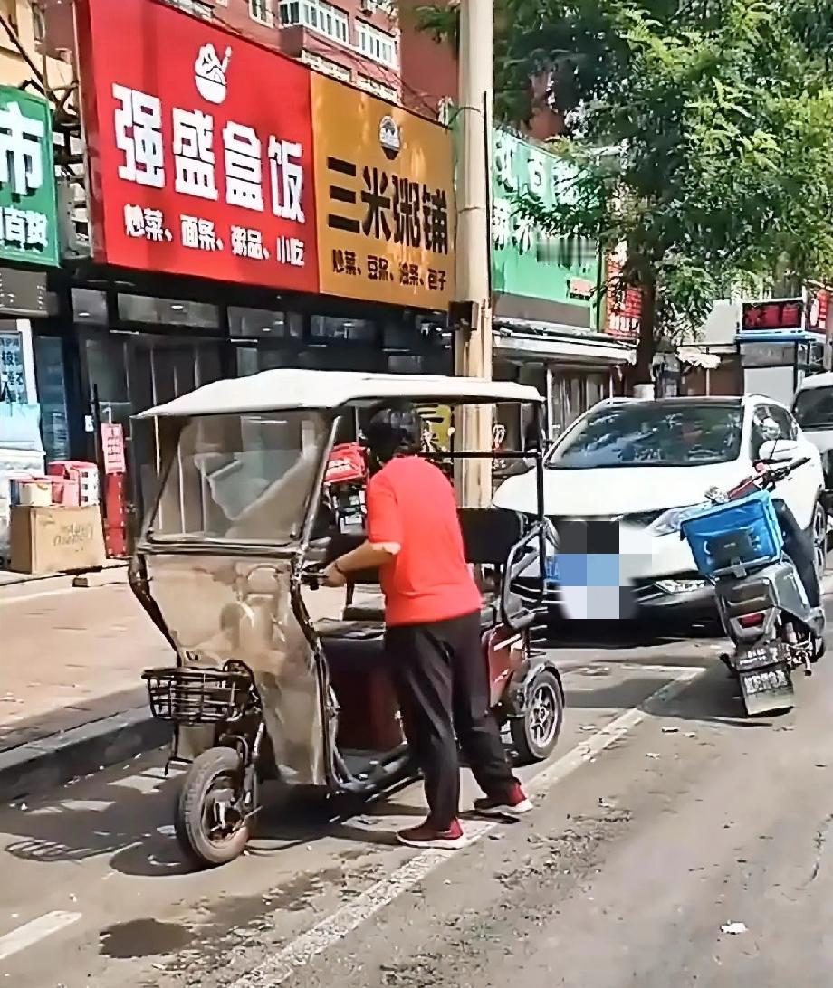 全国各地都有，沈阳也不例外，都没招儿!盛京医院附近有人用电动车恶意霸占公共车位