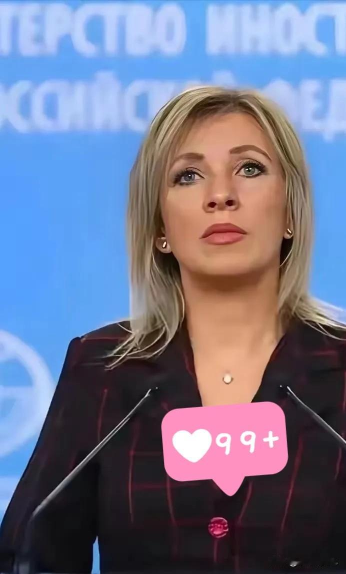 俄罗斯走了一步让所有人都没想到的棋。它没有搞军事演习，也没放狠话，而是出人意料地