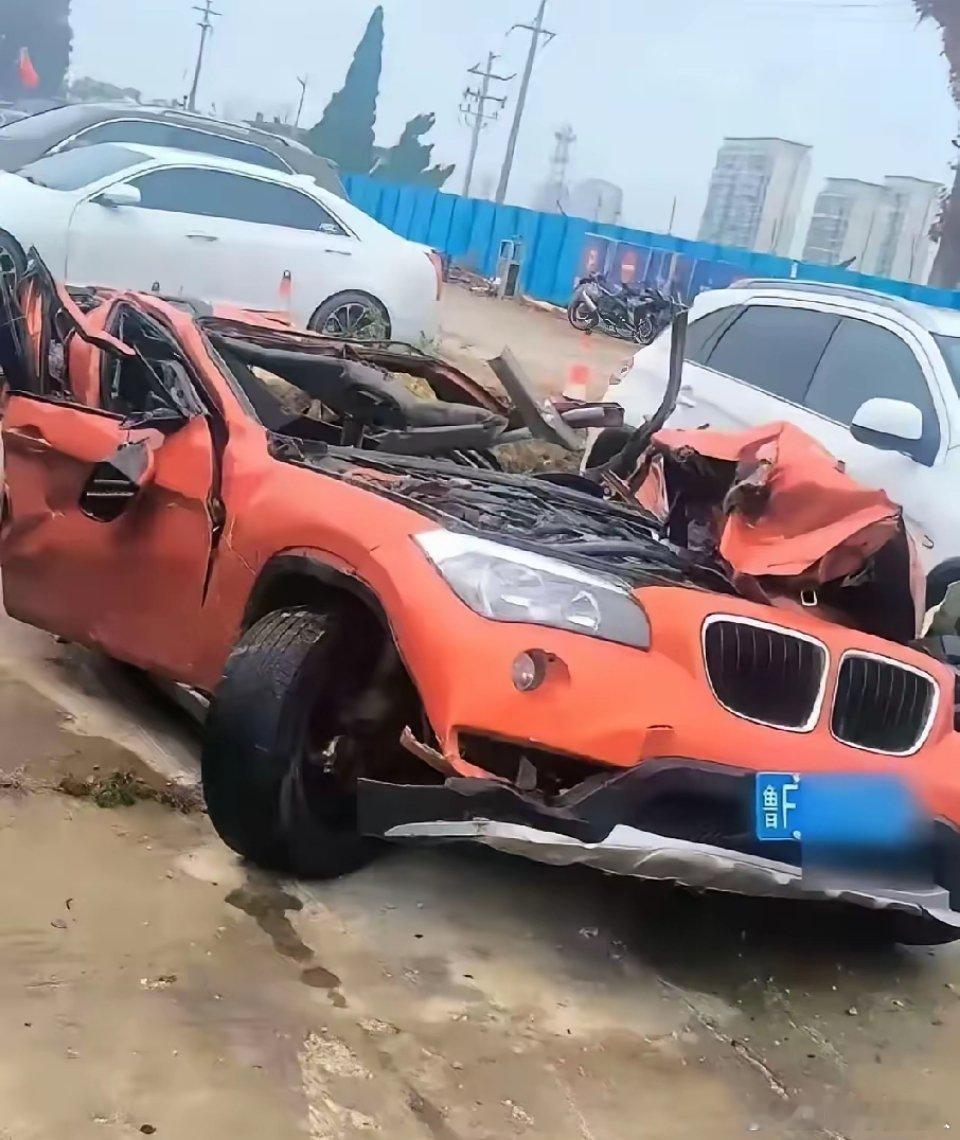 大家都在为宝马车女司机感到惋惜时，她其实也给所有人深深的上了一课！那就是当生命与