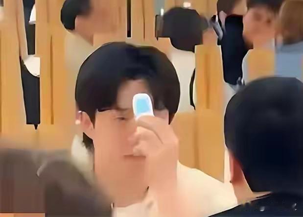 坏了，王楚钦可能真生病了！我看在用体温测试仪测体温。王楚钦打中国大满贯的时