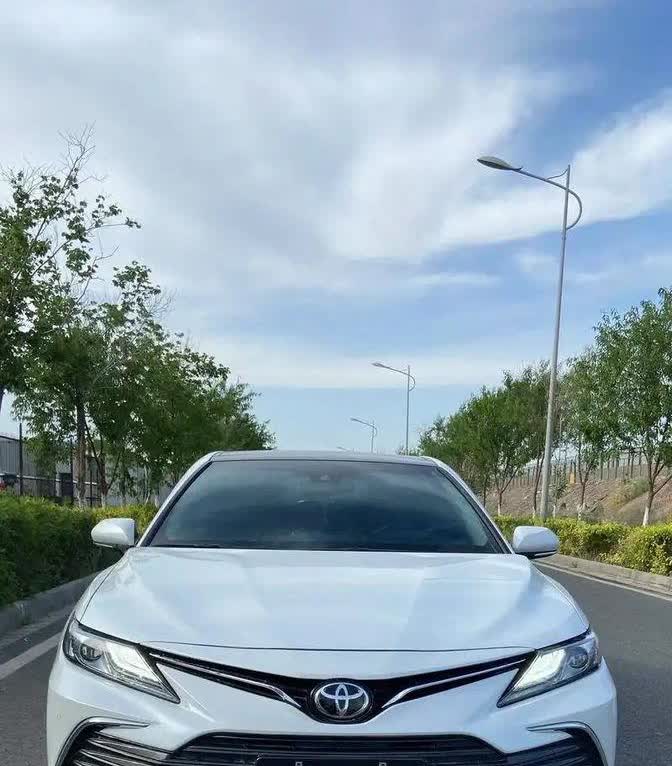 昨天和老友去4S店提了辆凯美瑞2.5L豪华版，价格刚好21.98万，落在官方主打
