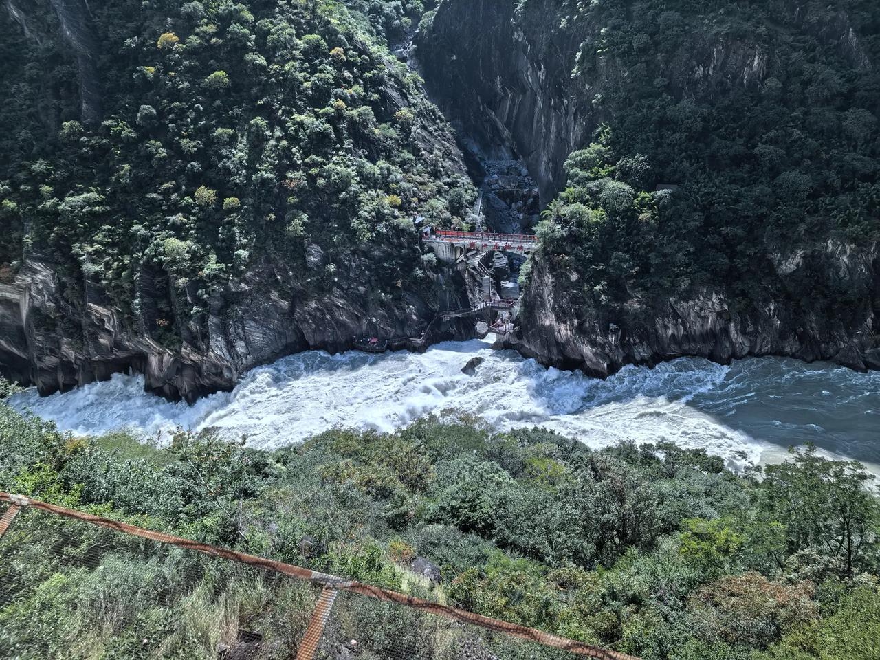 游云南虎跳峡景区（二）游完虎跳峡后，在去往丽江的路上，中巴车司机说，离虎跳峡8
