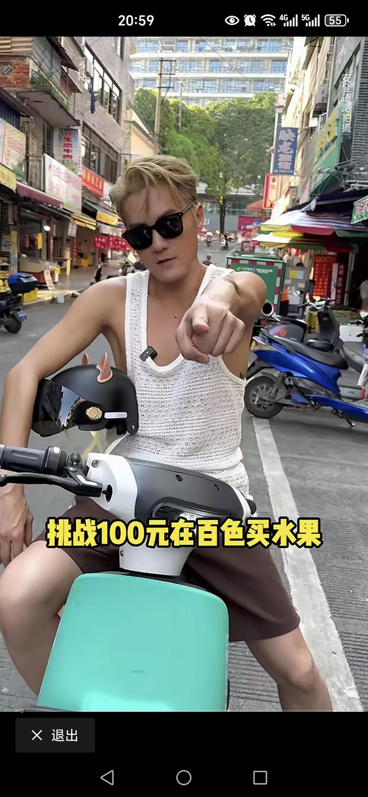 何超莲的前度爱人，年近半百的吴克群，看起来仍然年轻，像不足30，看他这脸蛋和身体