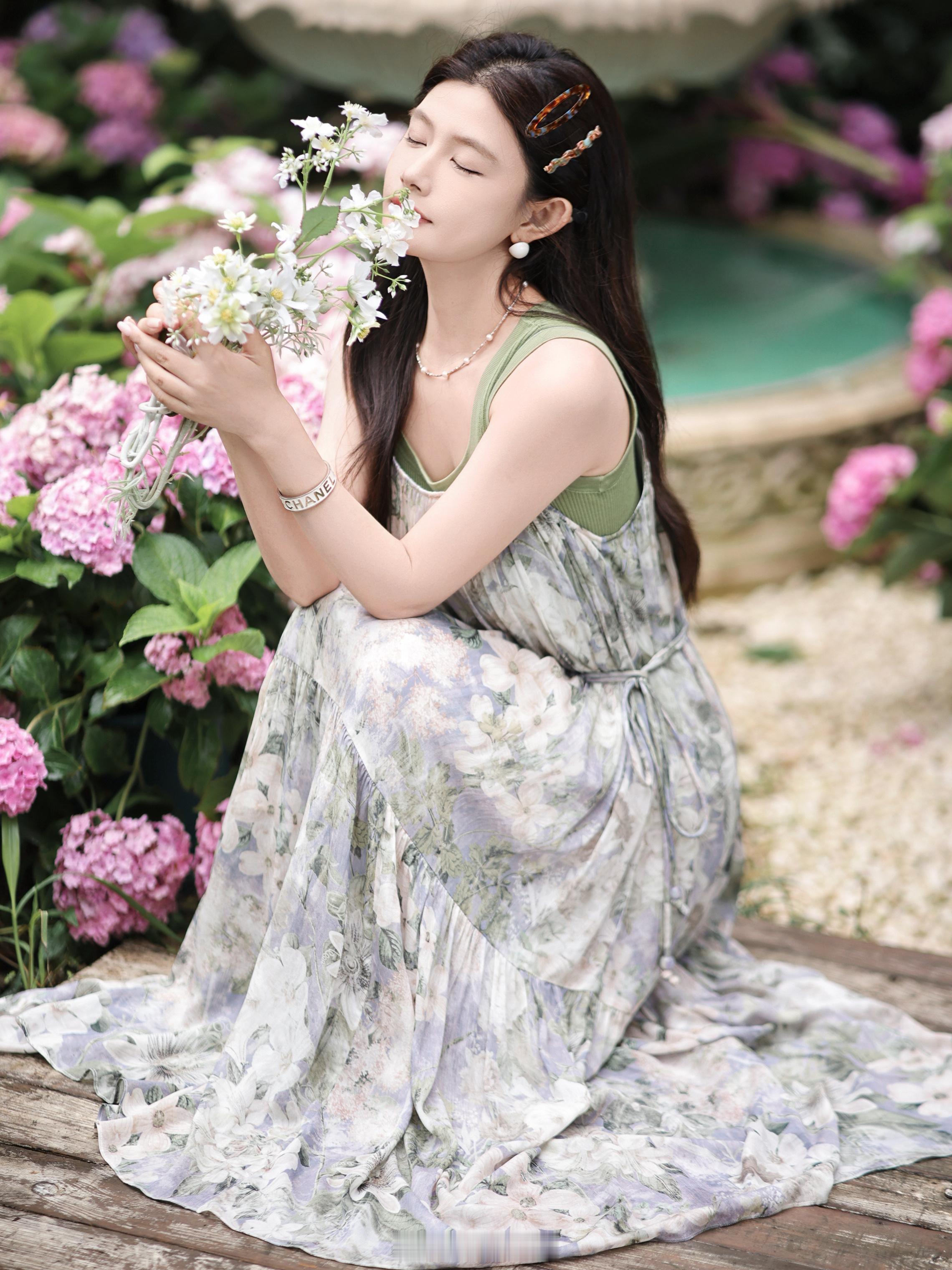 穿漂亮裙子开启新的一周哈哈想不到吧！吊带版本也是美得不可方物啊啊大大的裙摆超浪