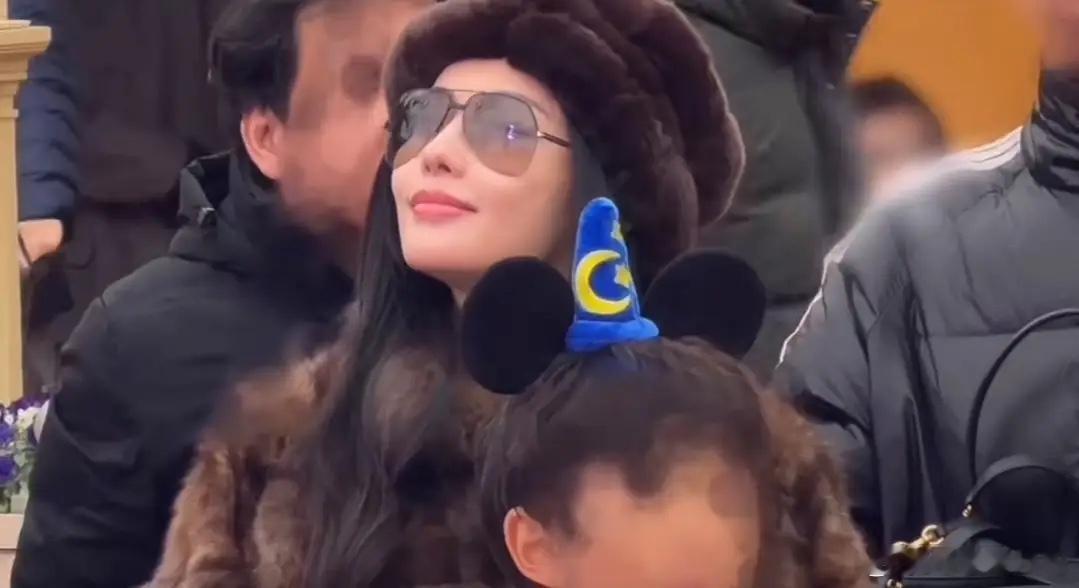 演员张嘉倪近况被曝，网友发文称，跟闺蜜约好一起跨年，偶遇了张嘉倪，夸她在人群里美