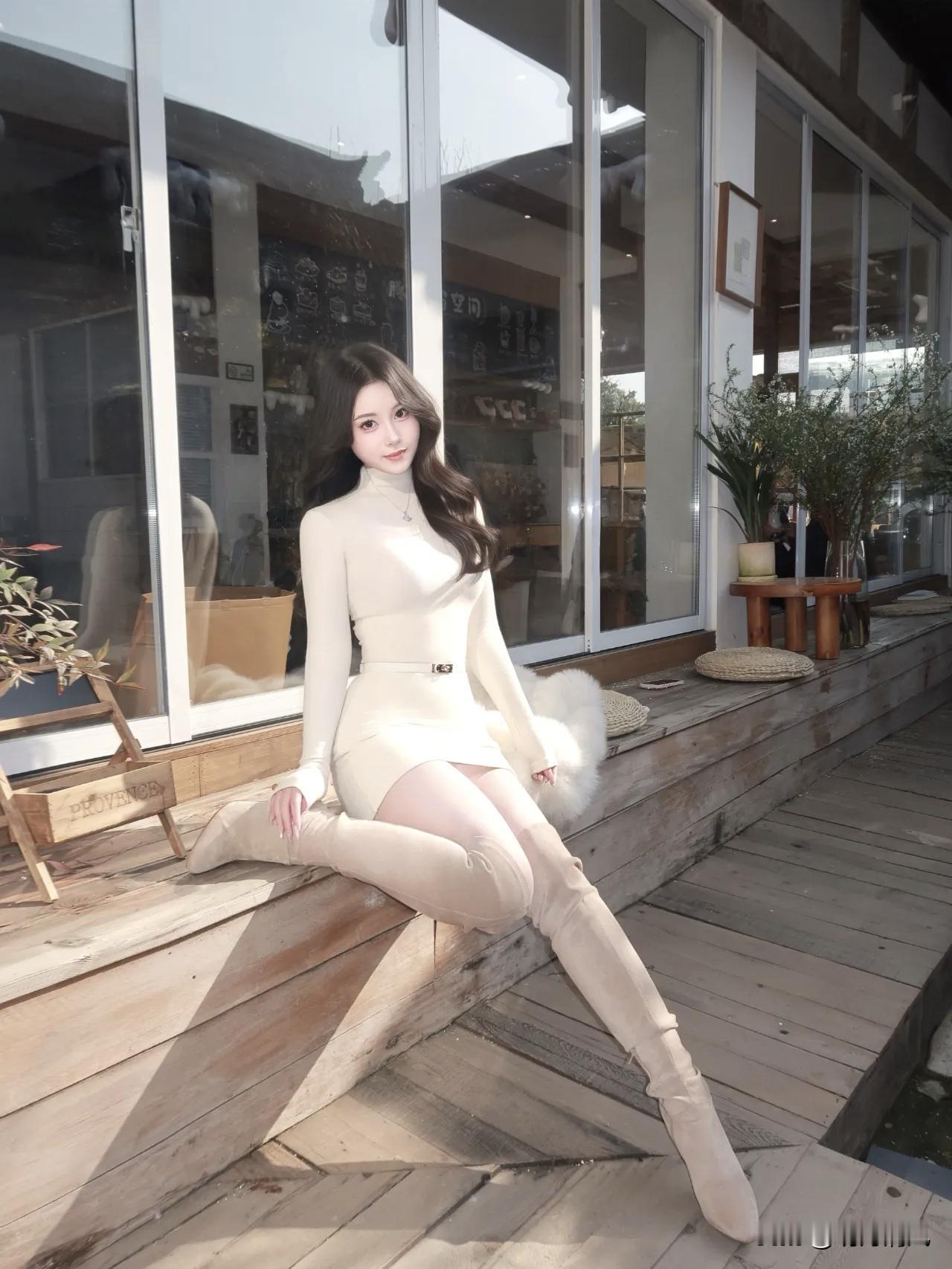 昨天在古城拍到一组照片，自己挺喜欢的。就是那种木头的露台，太阳快落山的时候，