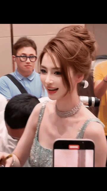 这竟然是杨颖今天的活动照片！谁能信，谁敢信，梦回Baby混血感最强的颜值巅峰期！