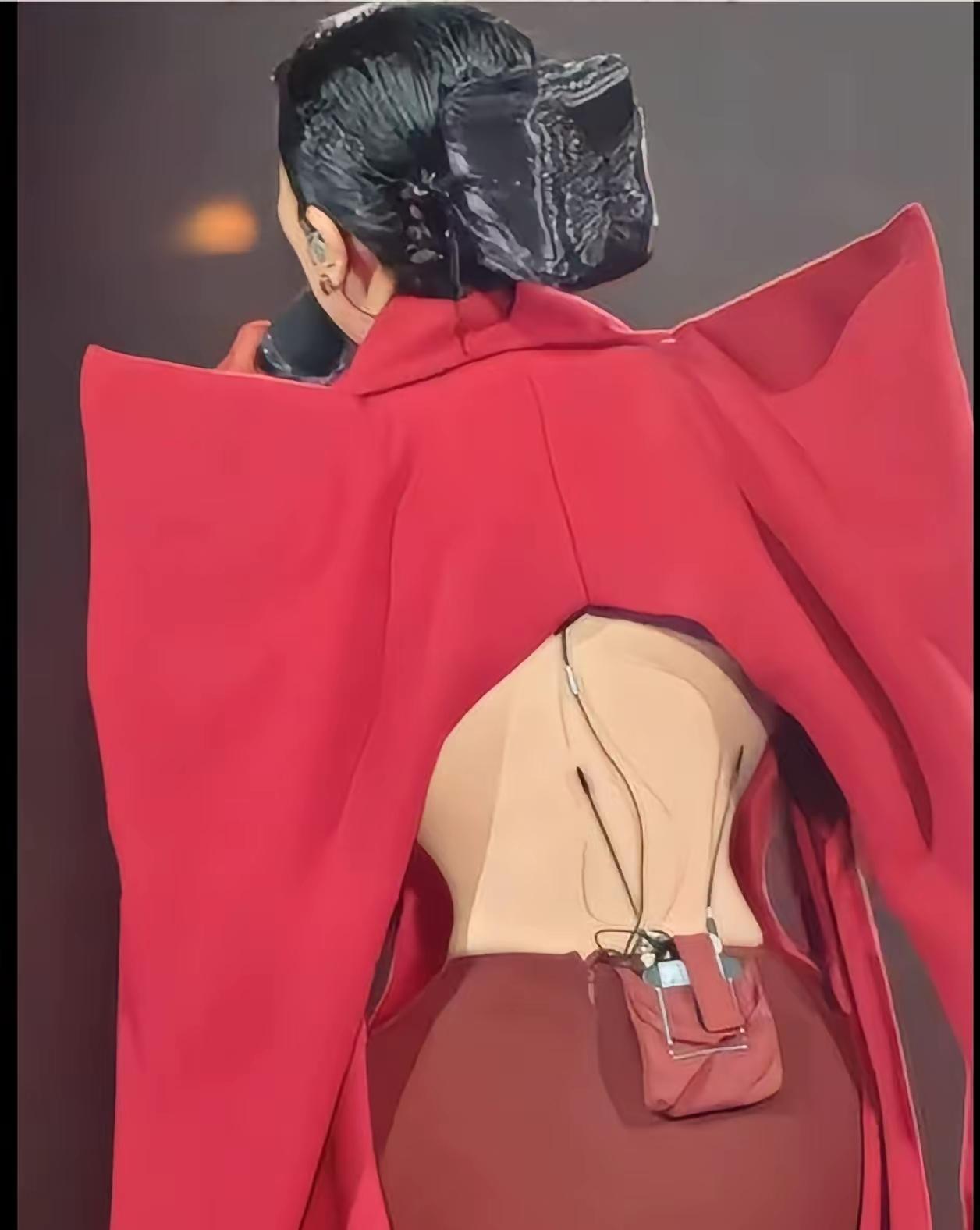 抛开造型不说，歌唱功底还在，就说快六十岁的人了，就这身材、就这腰身、就这尖尖、就