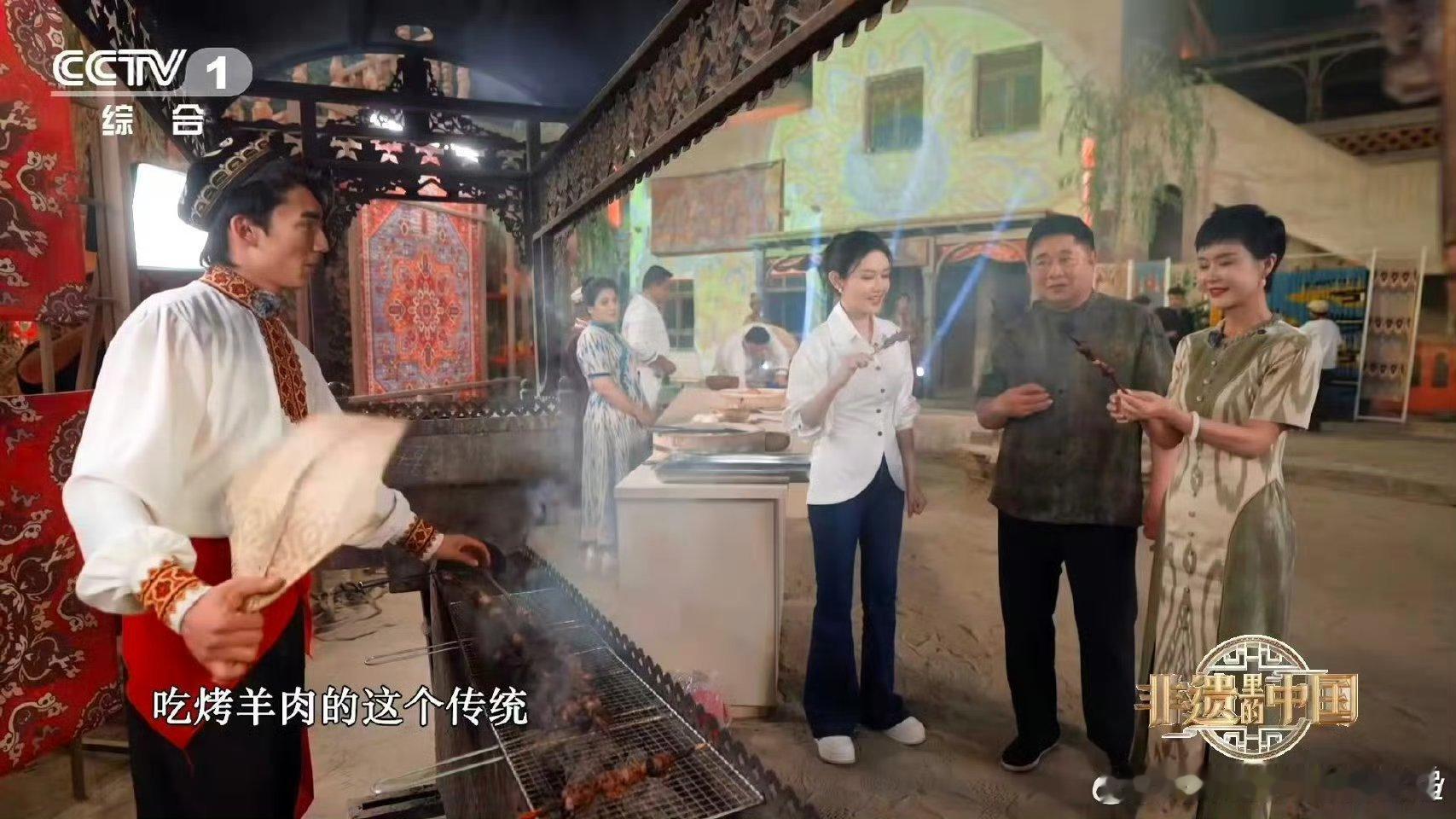 新疆羊肉串一米长肉质真的没话说，肥瘦相间，烤的时候油脂慢慢渗出来，滴在炭火上滋