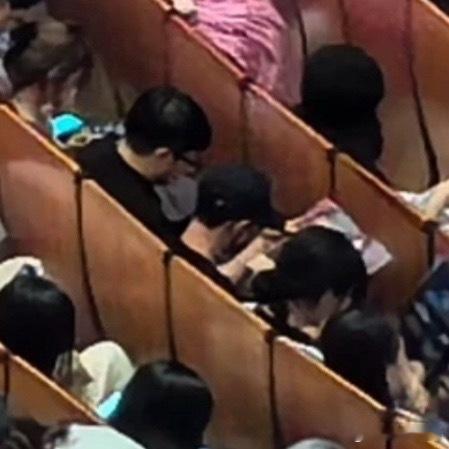 肖战坐我旁边这么近吗，天呐，我也想坐呀，和他挨在一起什么感觉，虾爬子这辈子都很难