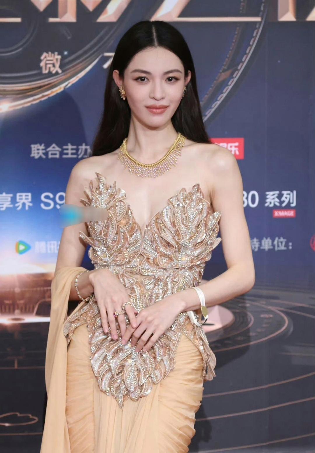 钟楚曦的时尚表现力在内娱可算是佼佼者了！这套ZuhairMurad25春
