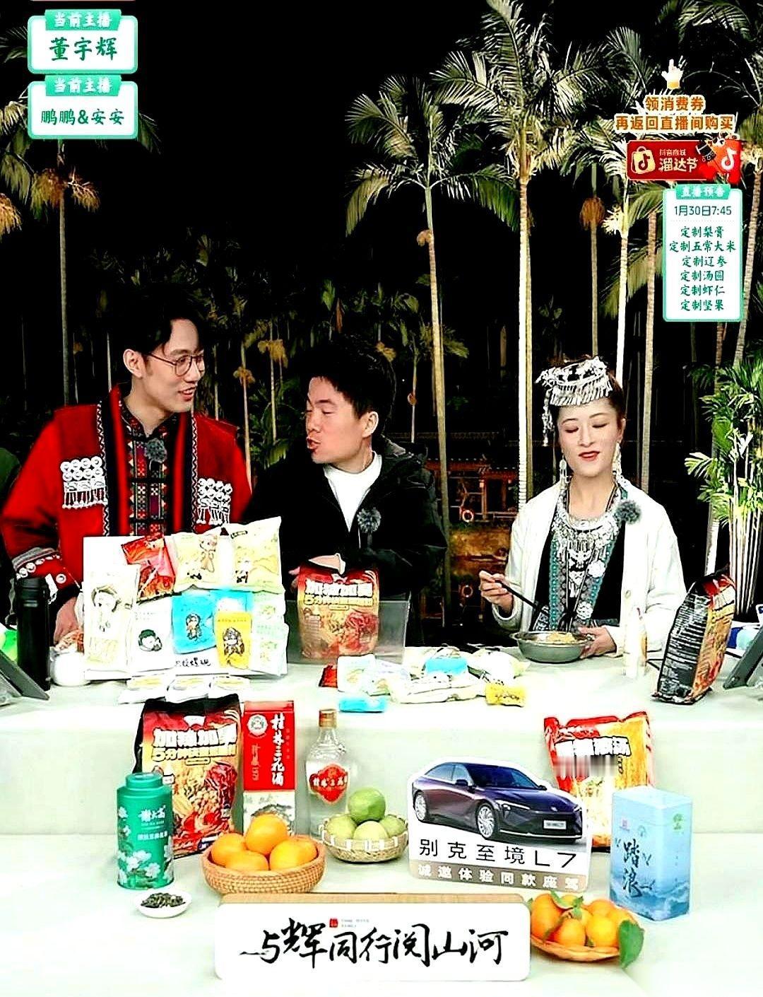 就因为一句“螺蛳粉不加酸笋没灵魂”。我眼睁睁看着两个绝顶聪明的脑袋，跟被踩了电