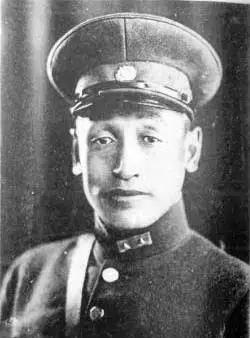 1937年，东北军军官枪杀军长王以哲后，持枪闯入周恩来办公室。周恩来“嚯”地站起
