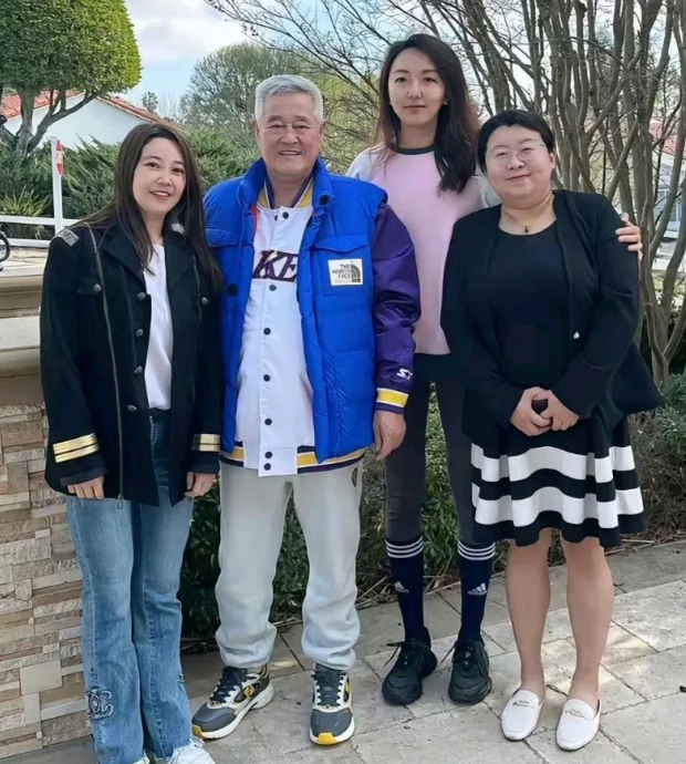 赵本山在加州被网友偶遇这一身还挺潮的！这身一穿谁分得清他和陈冠希感觉这几年赵