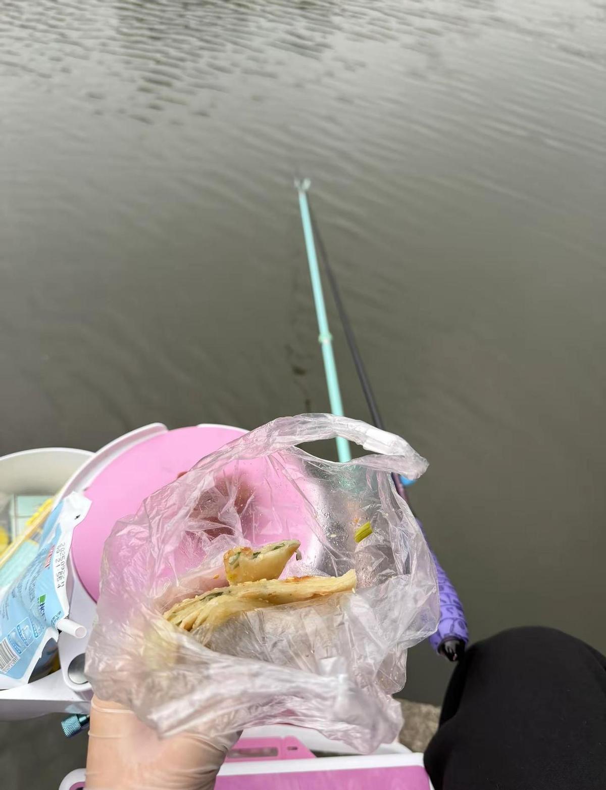 她一屁股坐水里了，鱼没钓着，窝先铺满了河底。别人打窝扔饵，她直接人形打窝机，还