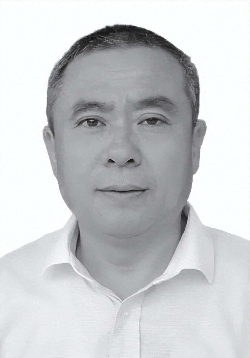 江西一中学党总支书记梅军水和校长、总务主任一起查看教学楼屋顶漏水情况，不幸意外坠