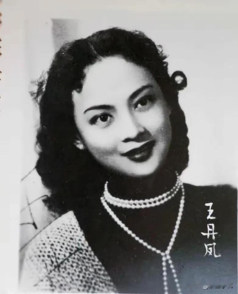 她被誉为“50年代最美女演员”，眼型圆润饱满，眼尾微微上挑；鼻梁纤细挺直，鼻尖小