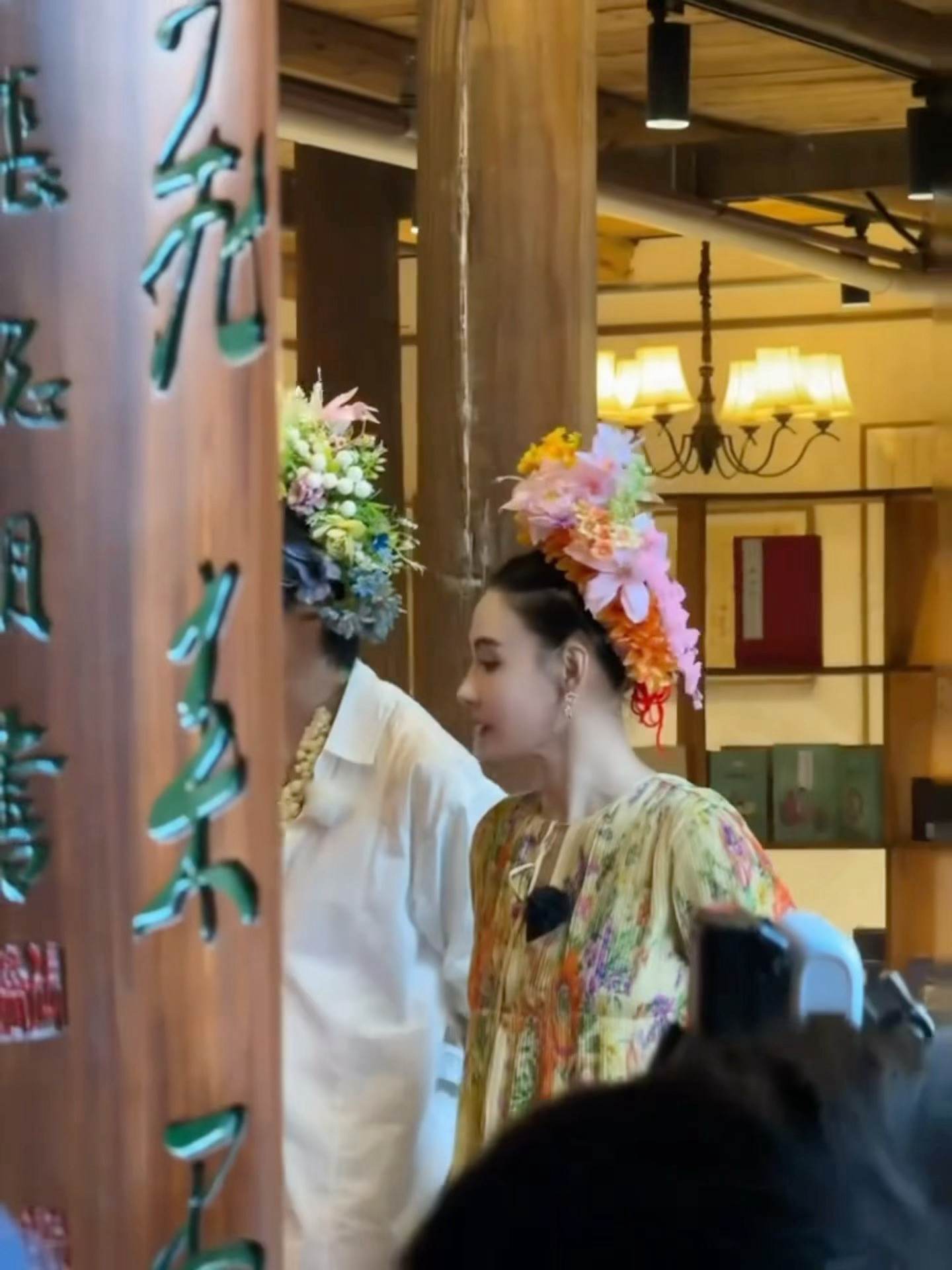 张柏芝戴了泉州非遗簪花本以为港风女神够惊艳，直到看见她头戴蟳埔簪花围亮相综艺——