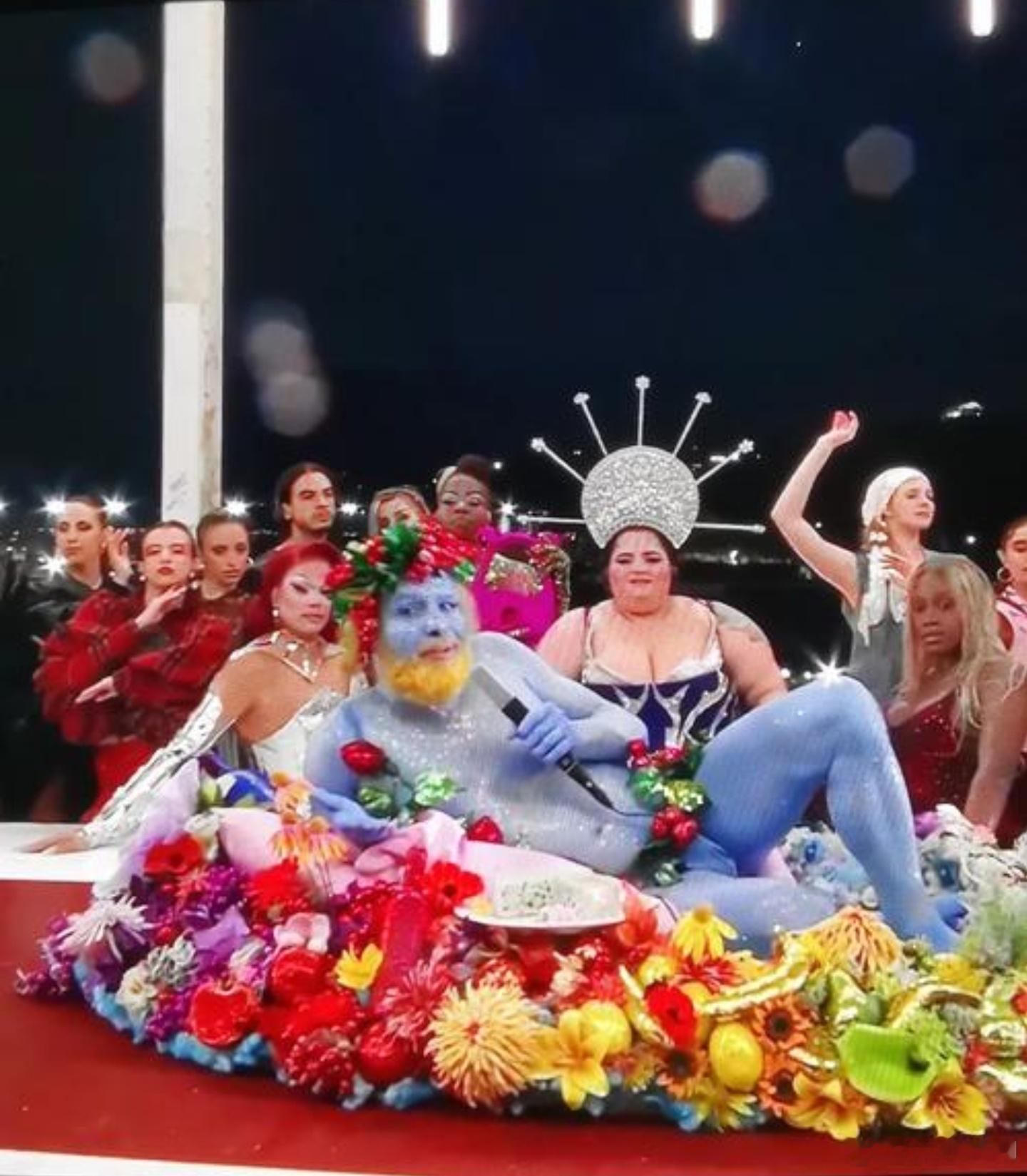 意大利冬奥开幕式女模护旗，美女们个个身体高挑，婀娜多姿，非常吸睛。于是法国巴黎奥