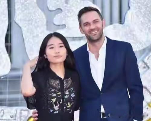 张末，真给父亲张艺谋长脸张末导演的《猎影者》官宣阵容了，领衔主演依然是张小斐