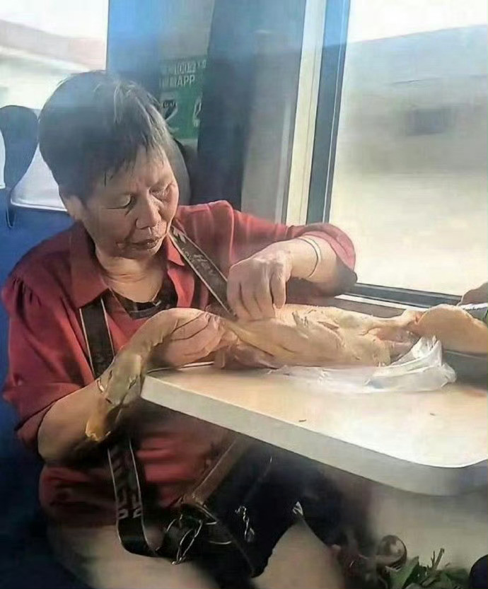 火车上的一幕，真的给我惊呆了