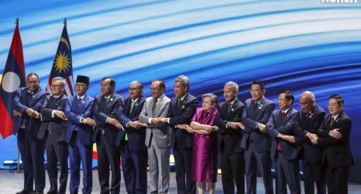 东盟外长会开幕仪式后，按惯例各国外长及代表合照。左起：东帝汶外长弗雷塔斯、老挝