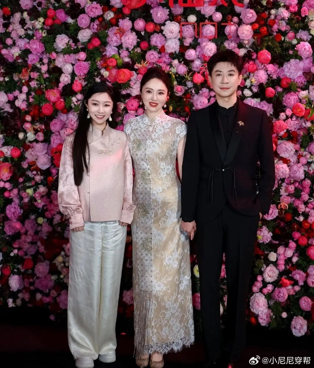 董璇和老公张维伊一起参加晚宴，她穿了一袭旗袍，打扮贵气，身材微胖，看起来胶原蛋白