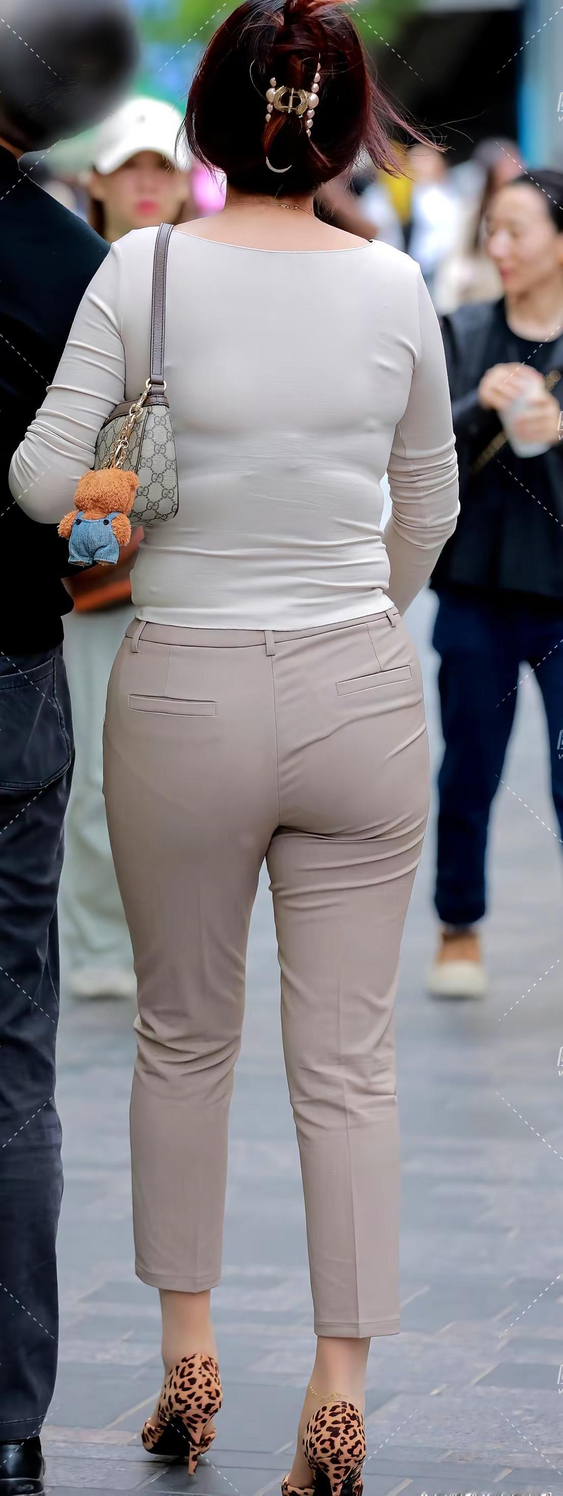 大码女装。小姐姐微胖就得穿这样的西裤来秤托她的美，挺会穿搭的小姐姐