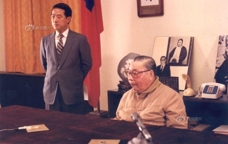 八十年代拍摄于台湾的一张照片坐着的老人：蒋经国蒋介石长子，当时是台湾地区最