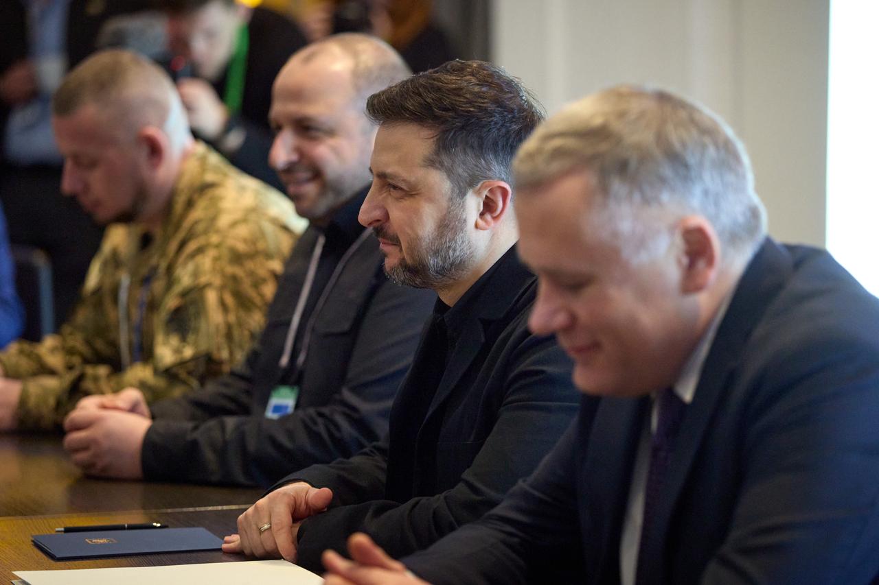 泽连斯基2月14日在慕尼黑安全会议期间向记者透露，目前乌克兰手中关押着超过四千名