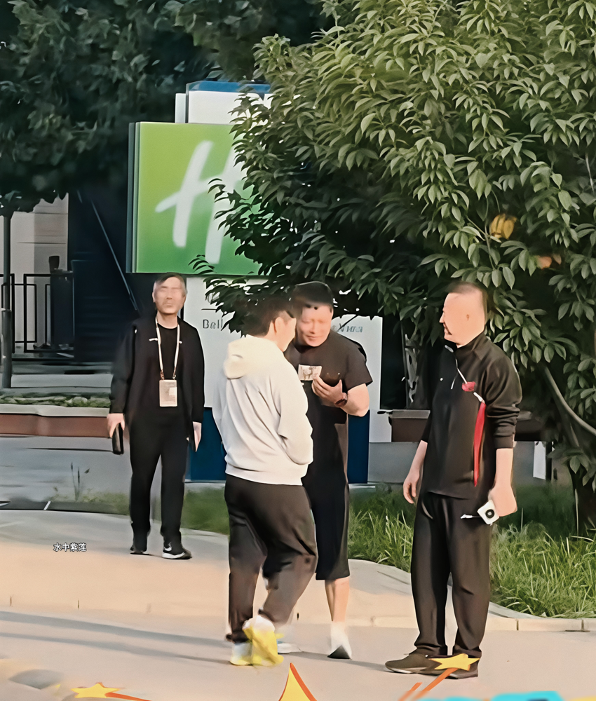孙颖莎下训直接把人当桩子过，迎面走来的马琳和邱贻可愣是没让她绕半步。视频里俩教练正并排边走边聊，她带