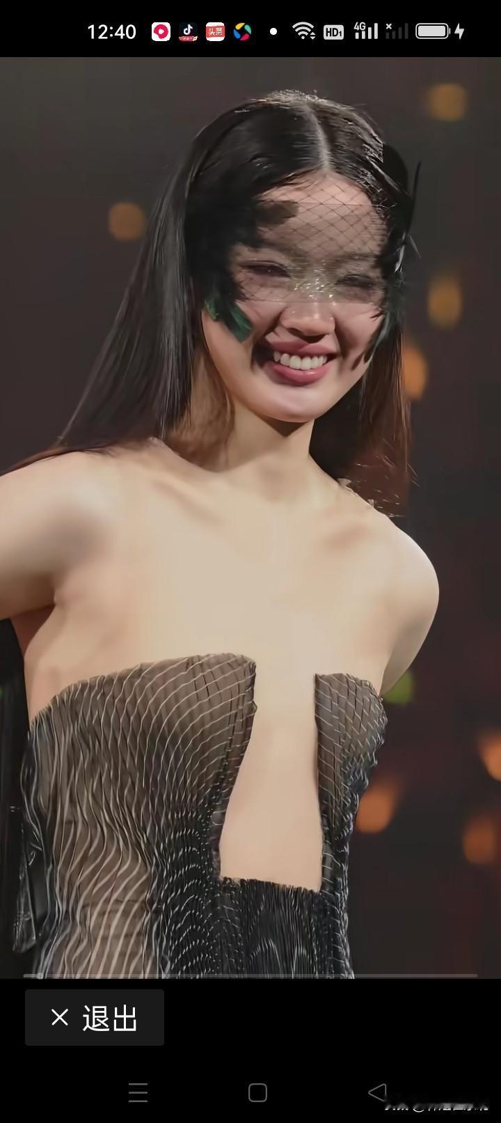 她胆子可真大，就不怕这衣服掉下来吗？