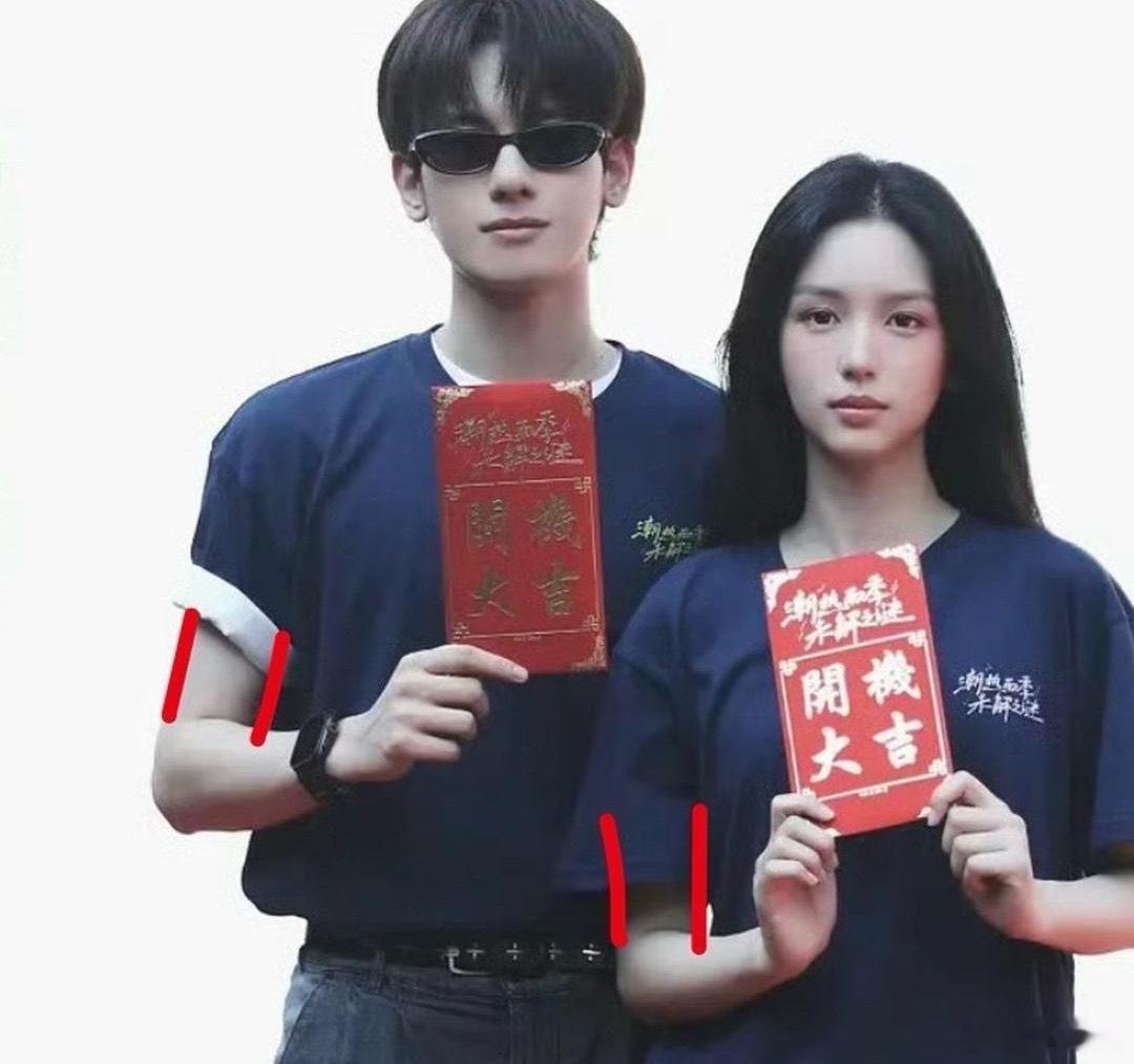 这两个人胳膊都快一般粗细了，好重的闺蜜感扑面而来了