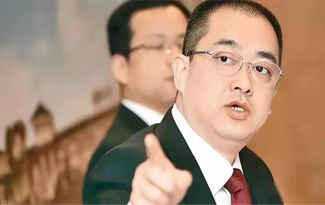 恒大爆雷后，原总裁夏海钧像千年泥鳅一样提前溜了，目前一直滋润地与妻儿生活在美国加