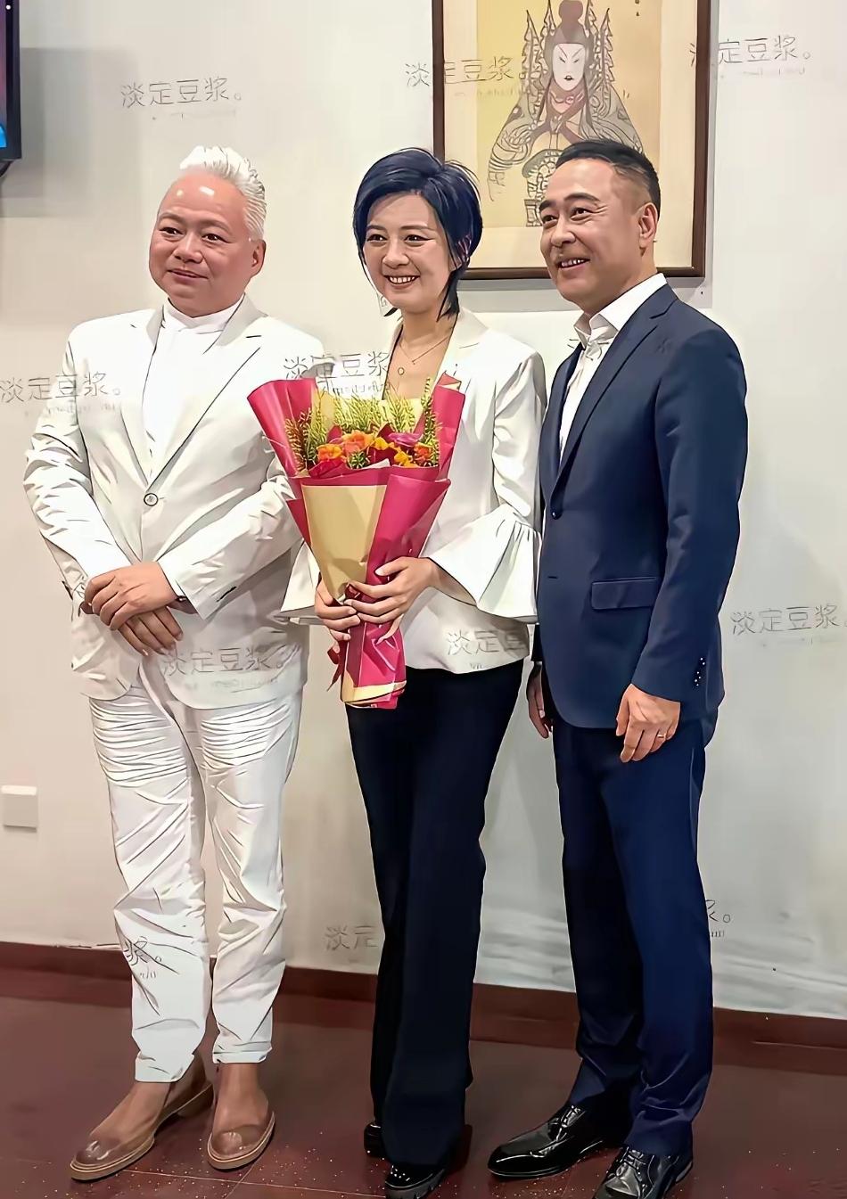快来认认这三位！中间这位手捧鲜花，笑容灿烂，看着像是央视主持人，不知道猜得对不对