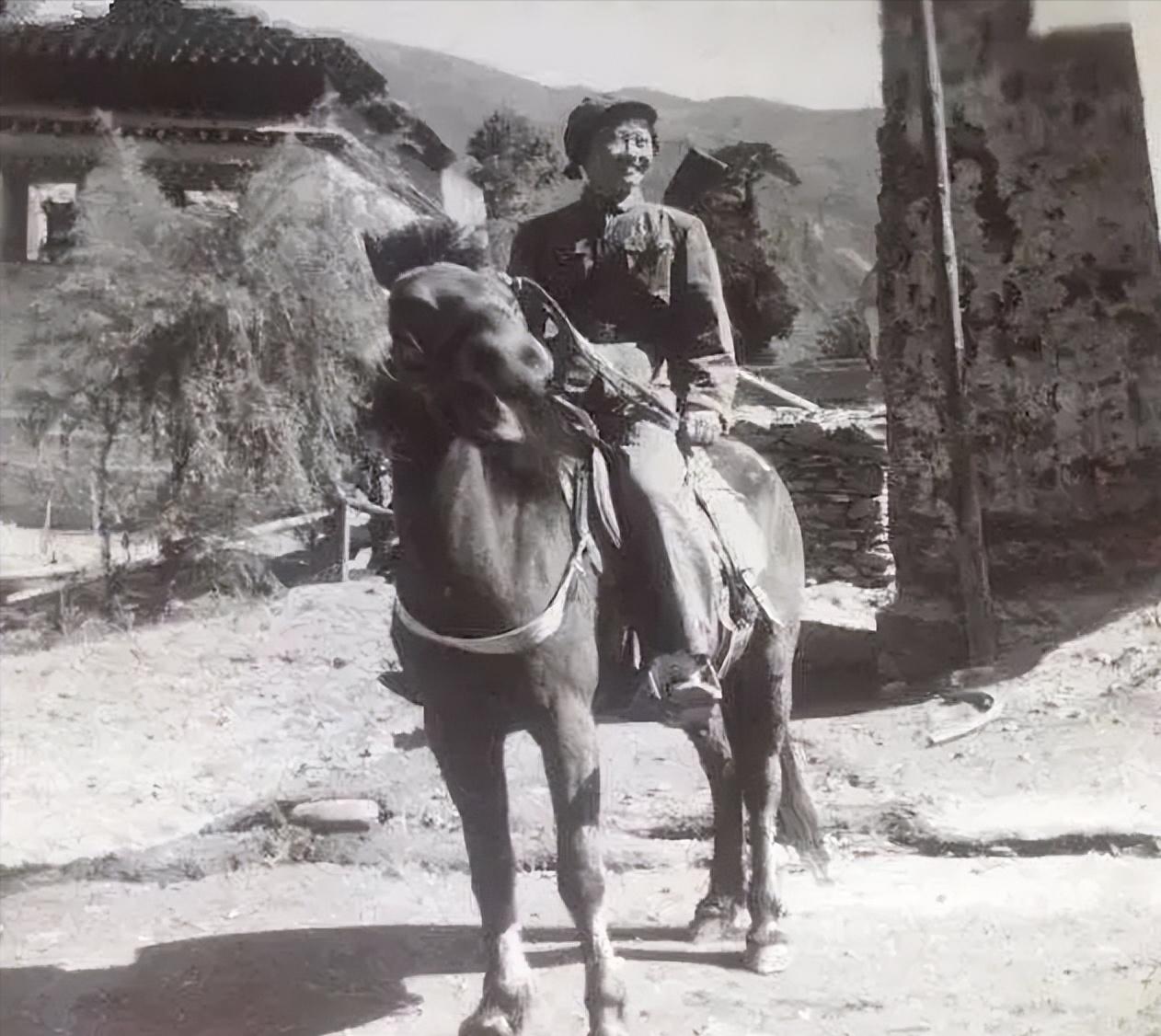 1933年，许世友得知军中有一名武当派下山的女侠何子友，就寻思着去比划比划，他踏