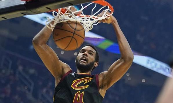 休斯顿火箭队战胜骑士队，申京成为了本场最佳球员，他拿到了28分11篮板7助攻。莫