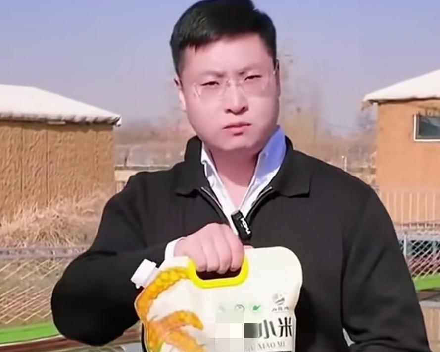 村支书给雷总道歉，因为自己卖小米，这一幕挺魔幻的！村支书卖的可是黄灿灿真正的