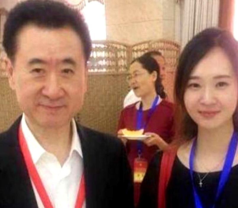 有一次，王健林带年薪300万的美女秘书去参加饭局，中途叫她去买水，她却一直没回来