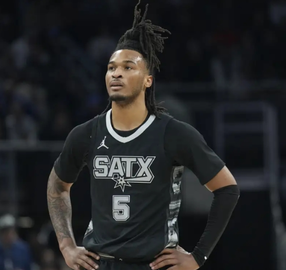 卡斯尔为一个二年级球员场上负担三种工作第一外线防守核心，应对对面王牌，耗