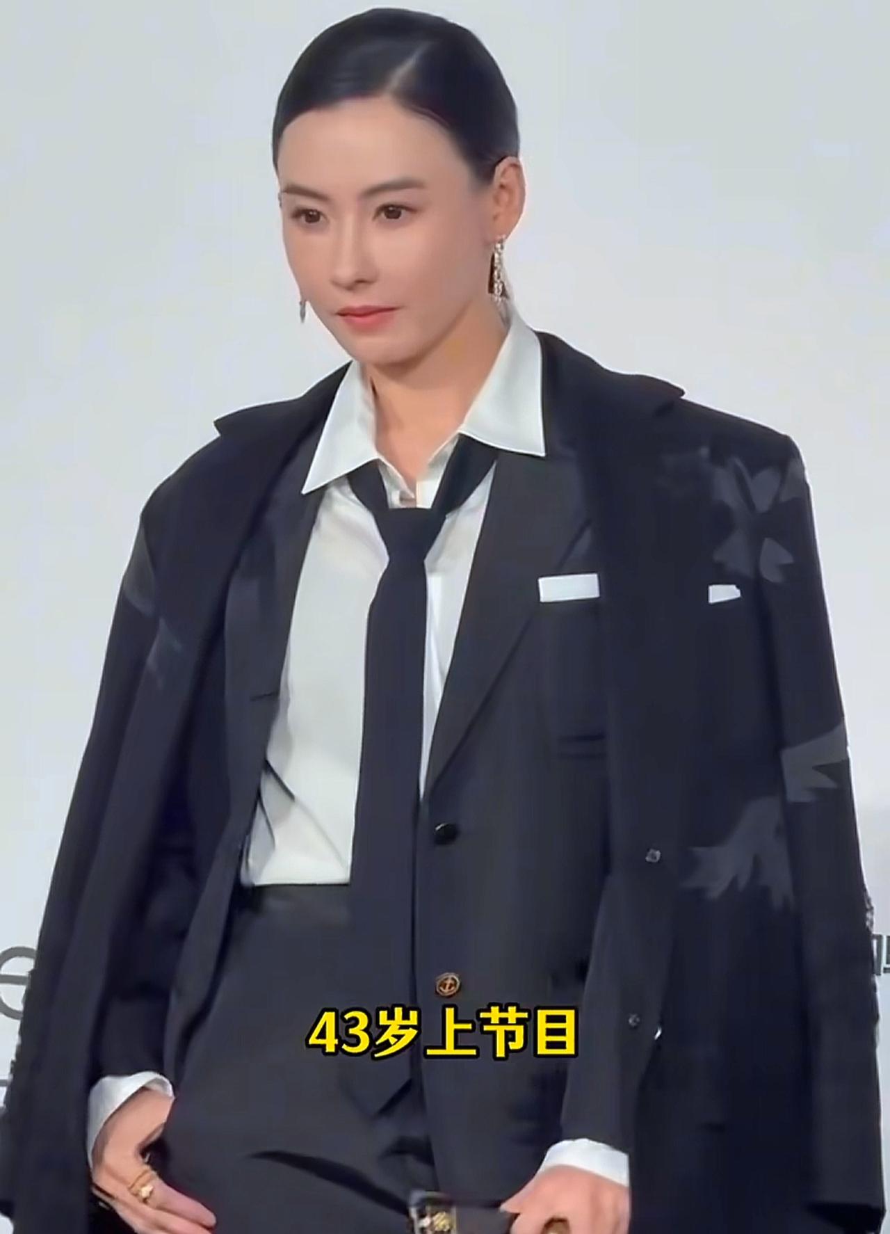 王菲沉默了，谢霆锋也沉默了！一个举动，彻底看清张柏芝的人品，这次香港大火造成