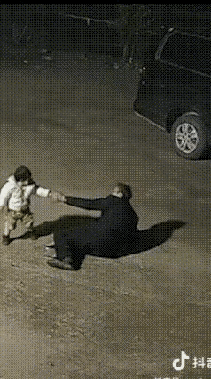 1岁5个月的宝宝上人民日报了！湖南，75岁太爷爷准备回屋，不料，刚走到门口台阶处